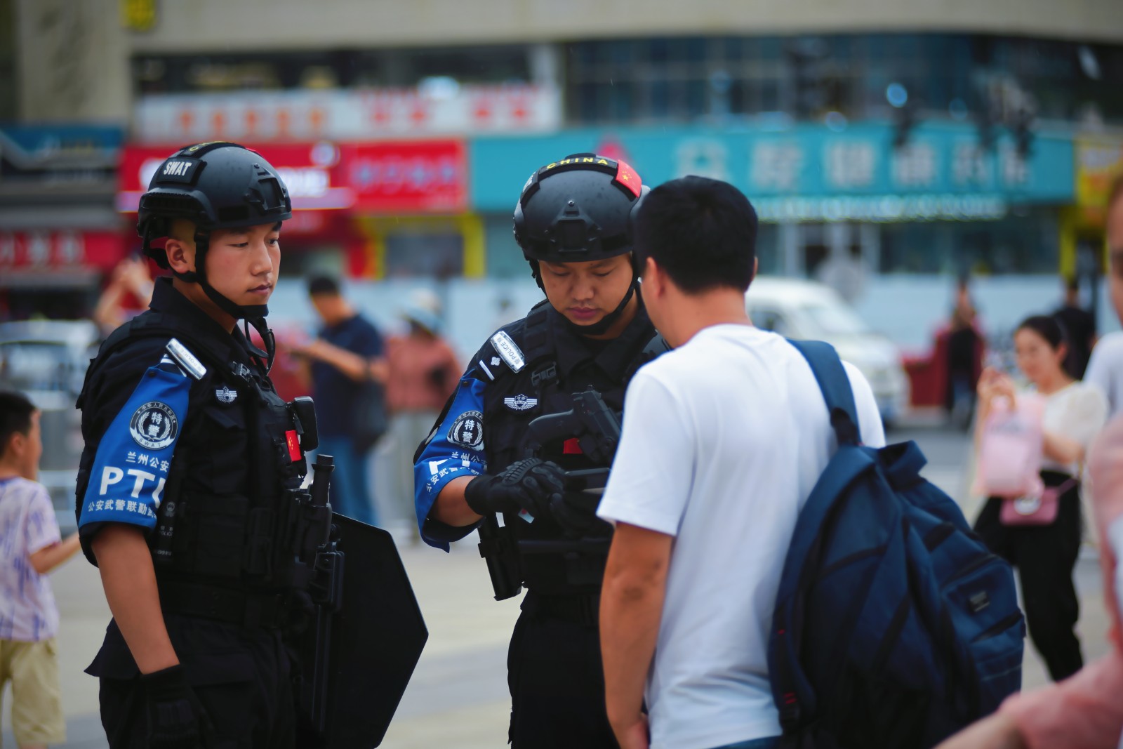 （1 AqEY配图2）人在景中游 警在身(33535077)-20240717154430