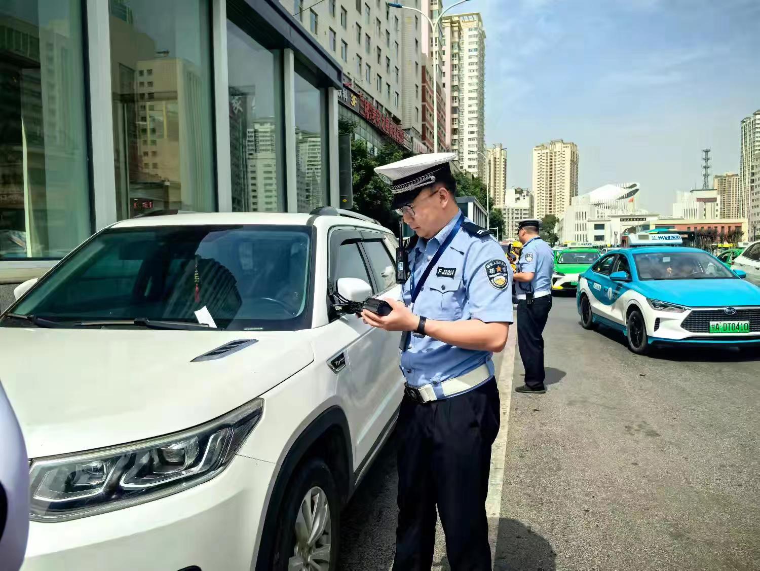 （wAqYE图片新闻）城关交警整治违停乱(33525857)-20240717164325