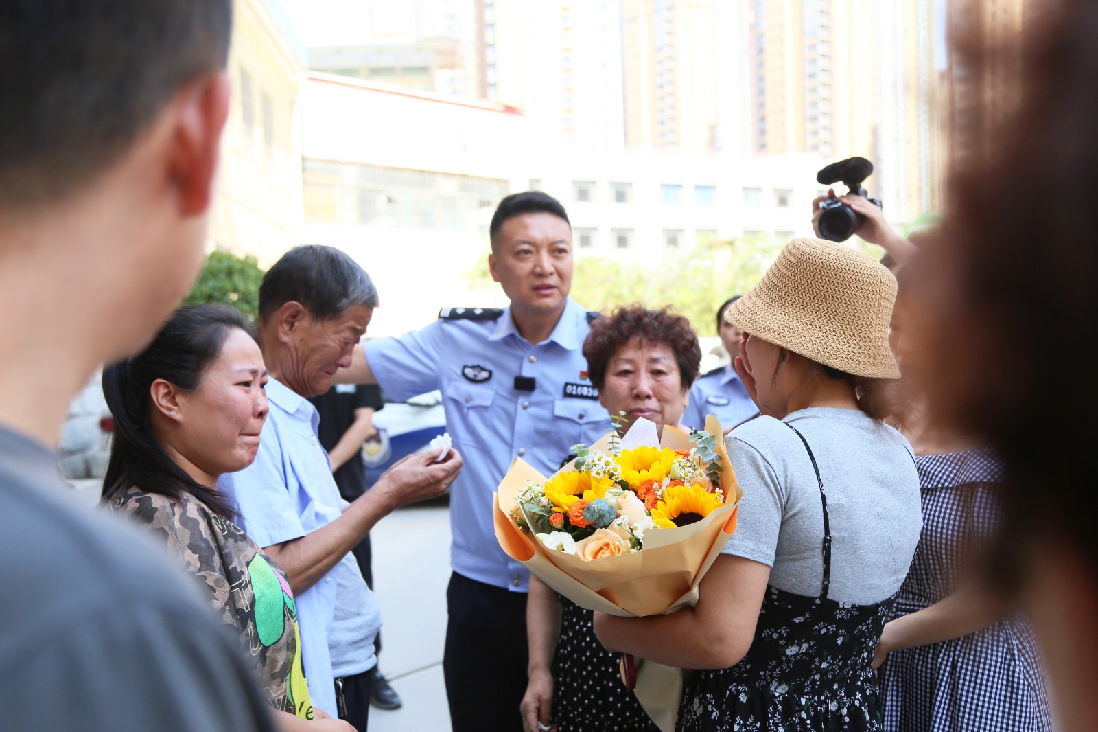 （AqYE  配图）二十八载寻亲路 民警(33626655)-20240722174159