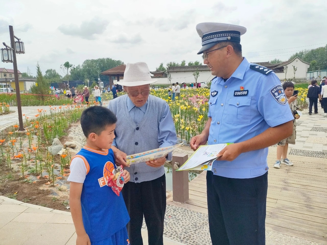 （AqEY，图片新闻）关注“一老一少” (33767364)-20240728141239