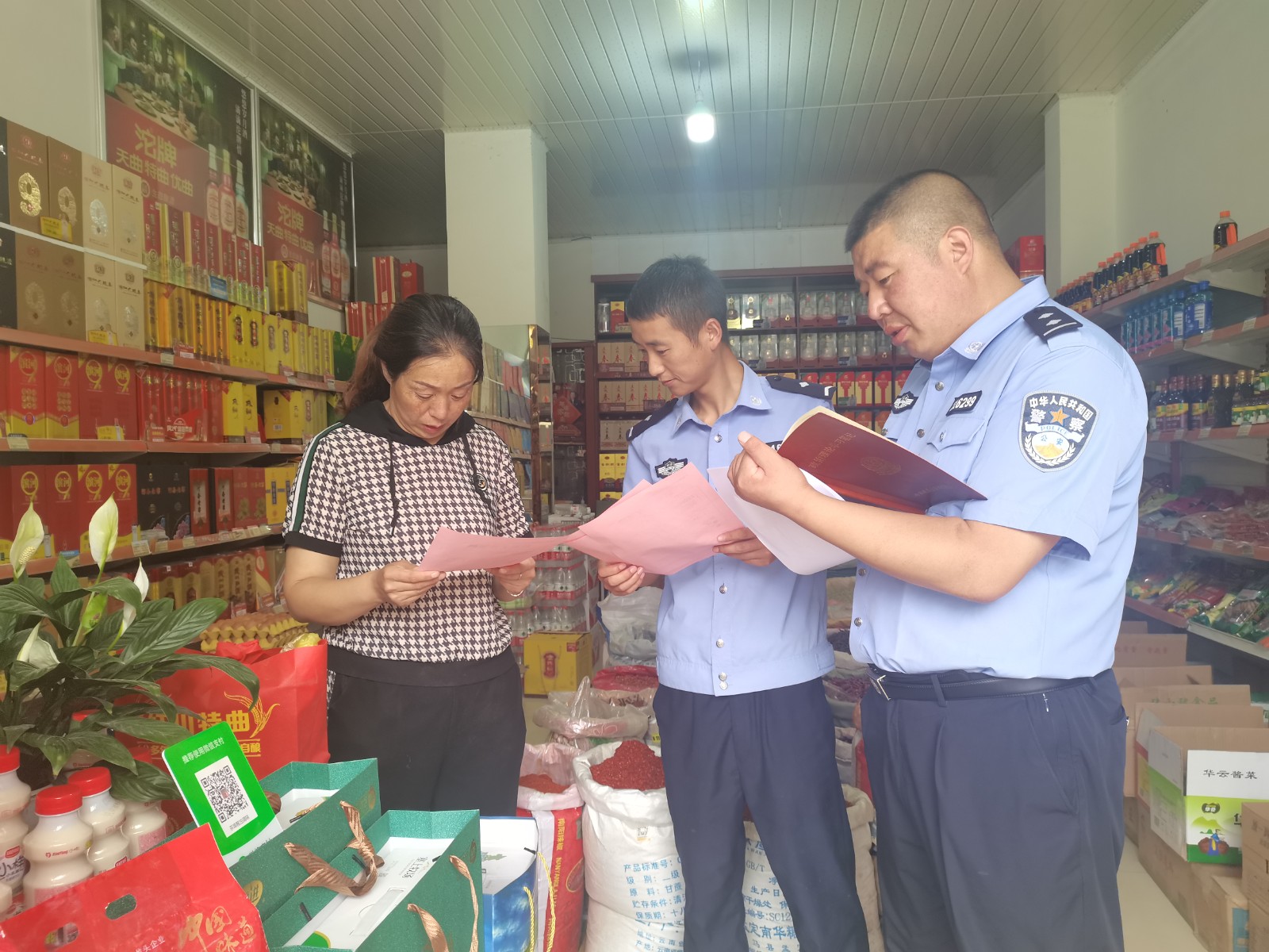 (QEＹ图片新闻)公安民警走访群众(33829148)-20240729165158