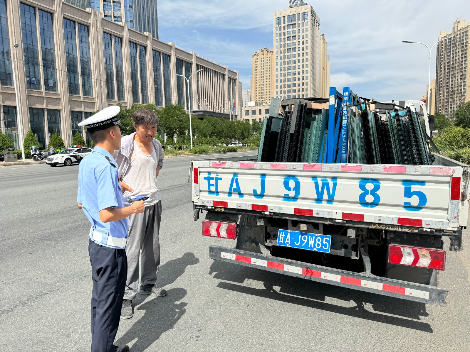 （WAQEY，图片新闻）雁滩交警整治货车(33966198)-20240802161653