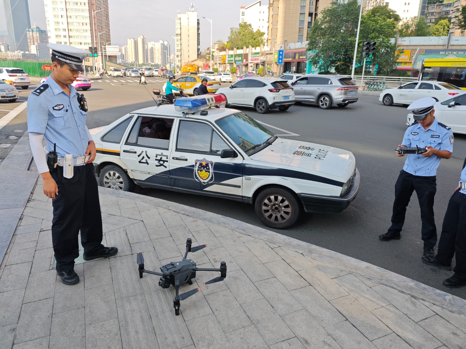 （wAQEＹ图片新闻）“空中交警”助力平(34109180)-20240808110621