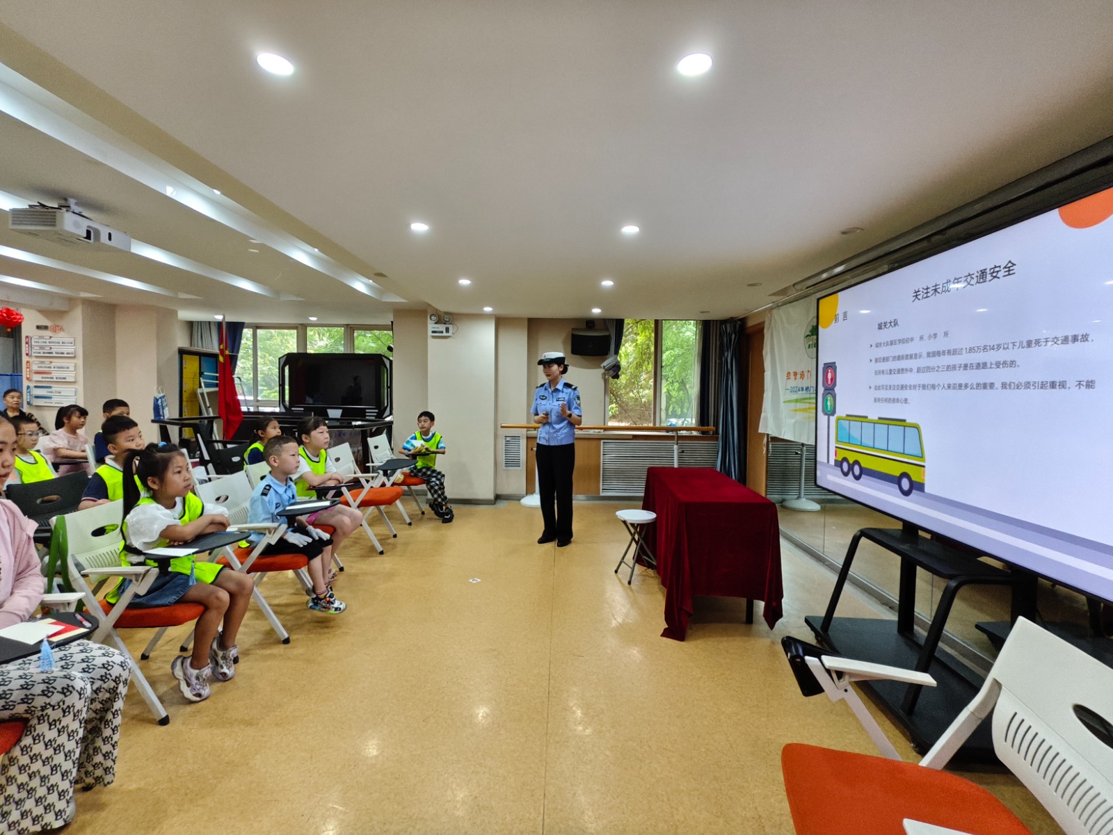 （wAQEＹ图片新闻）夏令营里讲授交通安(34109545)-20240808110745