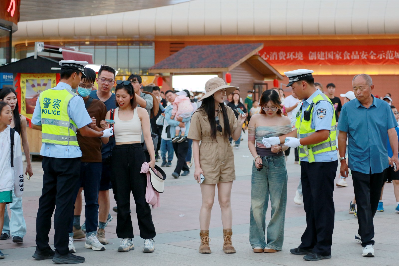 （wAQEY图片新闻）乐游张掖 交警同行(34169749)-20240809100011