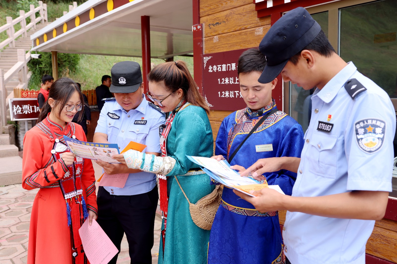 （WAqEY配图）肃南公安：旅游警务擦亮(34147960)-20240809164519
