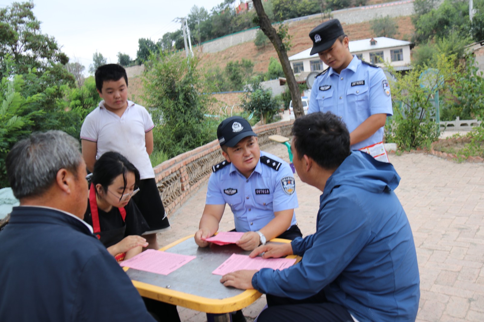 （WAqEY配图）调解“小”矛盾  服务(34153516)-20240809174641