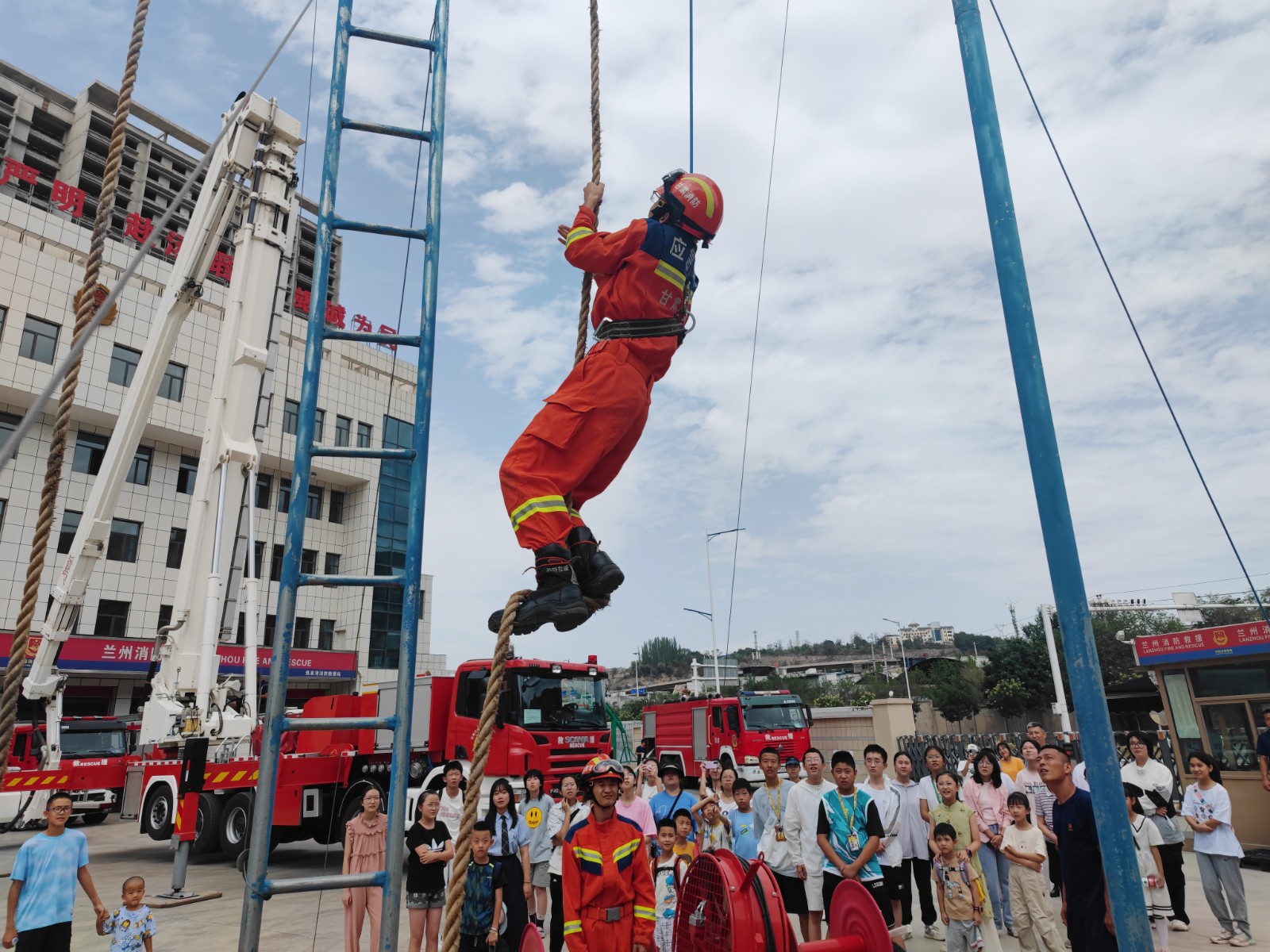 （AQEＹ图片新闻）暑假消防夏令营  学(34368928)-20240816153143