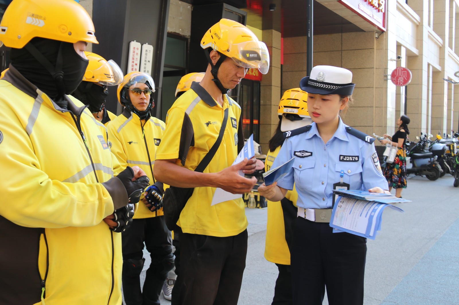 （WAqEＹ图片新闻）西固交警向外卖骑手(34524802)-20240825155525