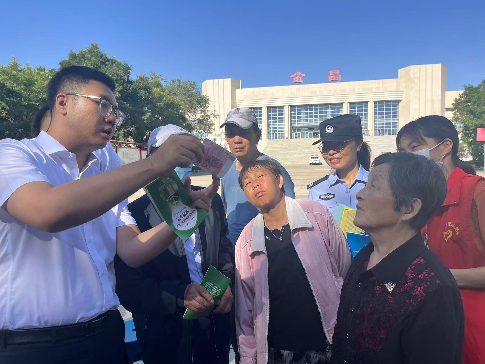 （WAQEY，图片新闻）反假币宣传走进车(34557525)-20240827101220