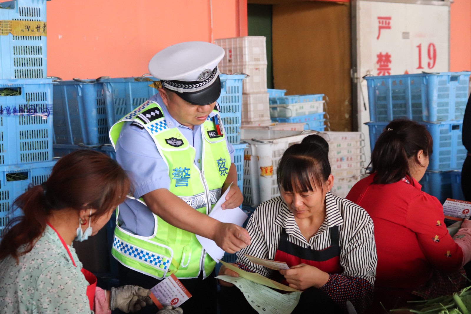 （QEY图片新闻）宁远交警走进蔬菜合作社(34701707)-20240830092048