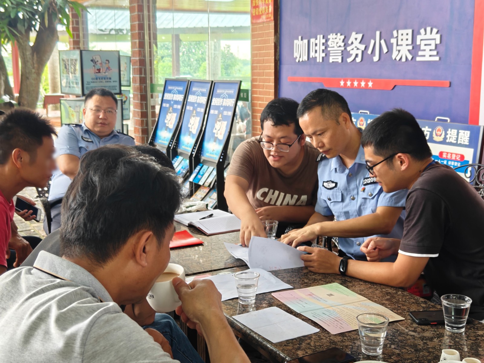 （WAQEＹ75载写辉煌 政法护航自贸港(34745914)-20240902165653