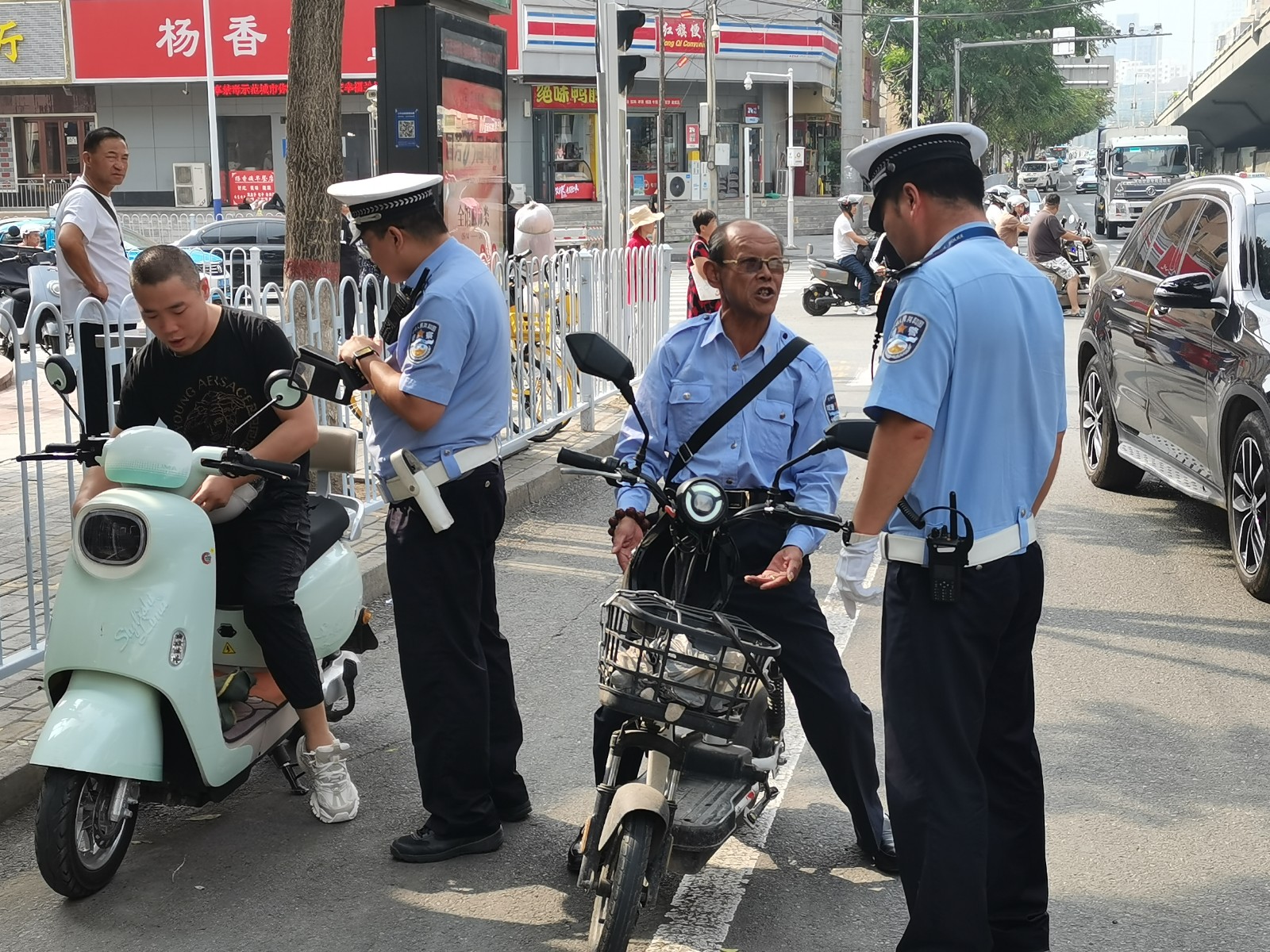 （WAQEY，图片新闻）兰州交警开展电动(34766733)-20240904102247