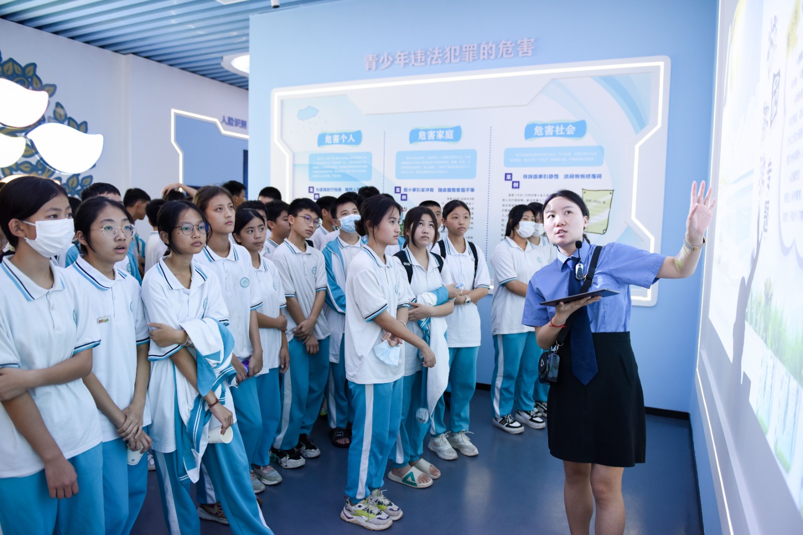 （wAQEＹ配图　75载写辉煌　政法护航(34823441)-20240904175320