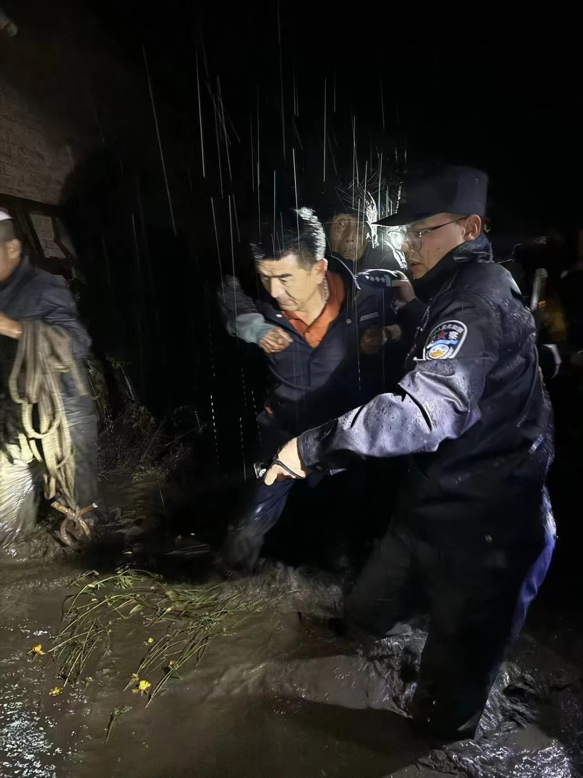 （QEY配图1）暴雨无情 “藏蓝”有爱(34861745)-20240906092905