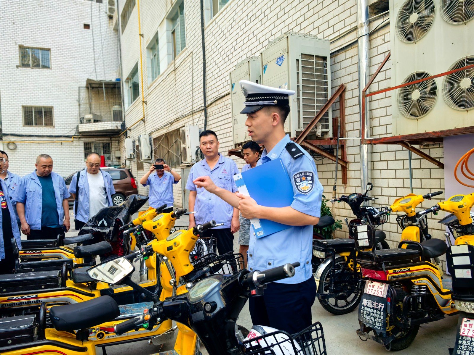 （AQEY，图片新闻）城关交警走进企业送(34819028)-20240909172719