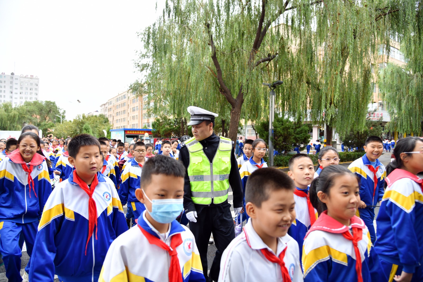 （AqEY，图片新闻）民警护学岗 平安回(34890162)-20240910095455