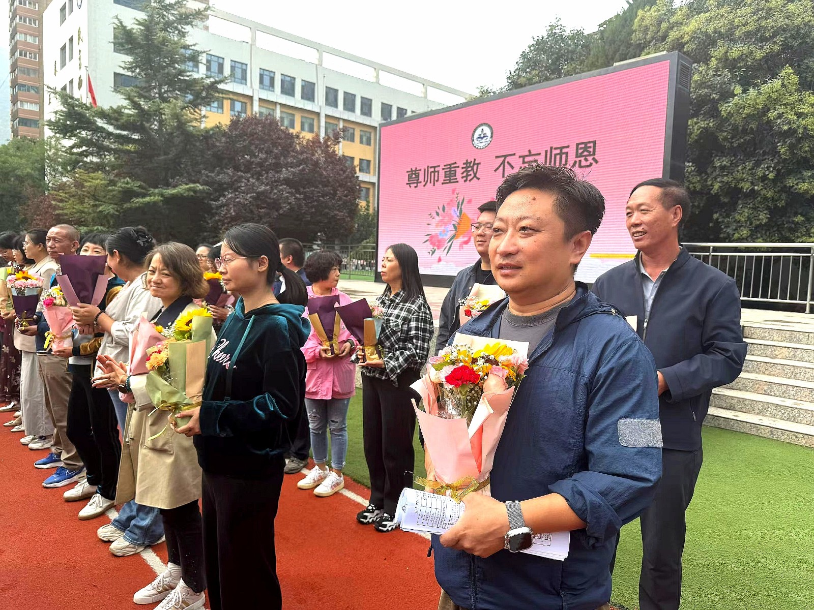 （AQEＹ校园与法专刊　图片新闻）尊师重(34956495)-20240911111636