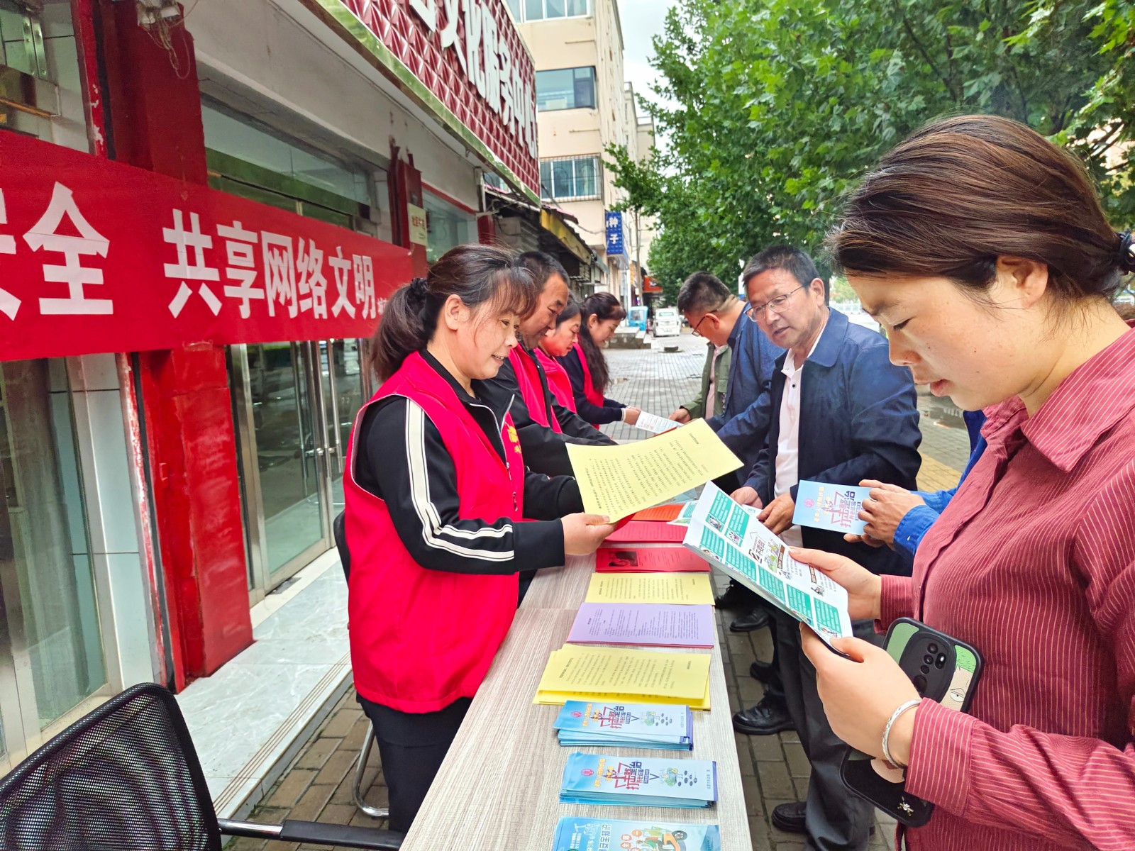 （AQEＹ图片新闻）网络安全宣传进社区(35030269)-20240920114258