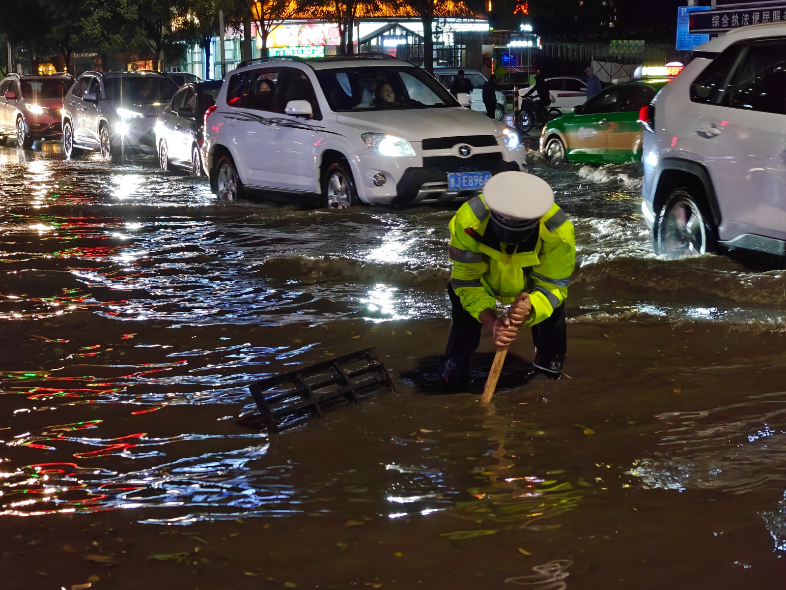 （WAqEY，图片新闻）安定公安冒雨保障(35517398)-20240929095602