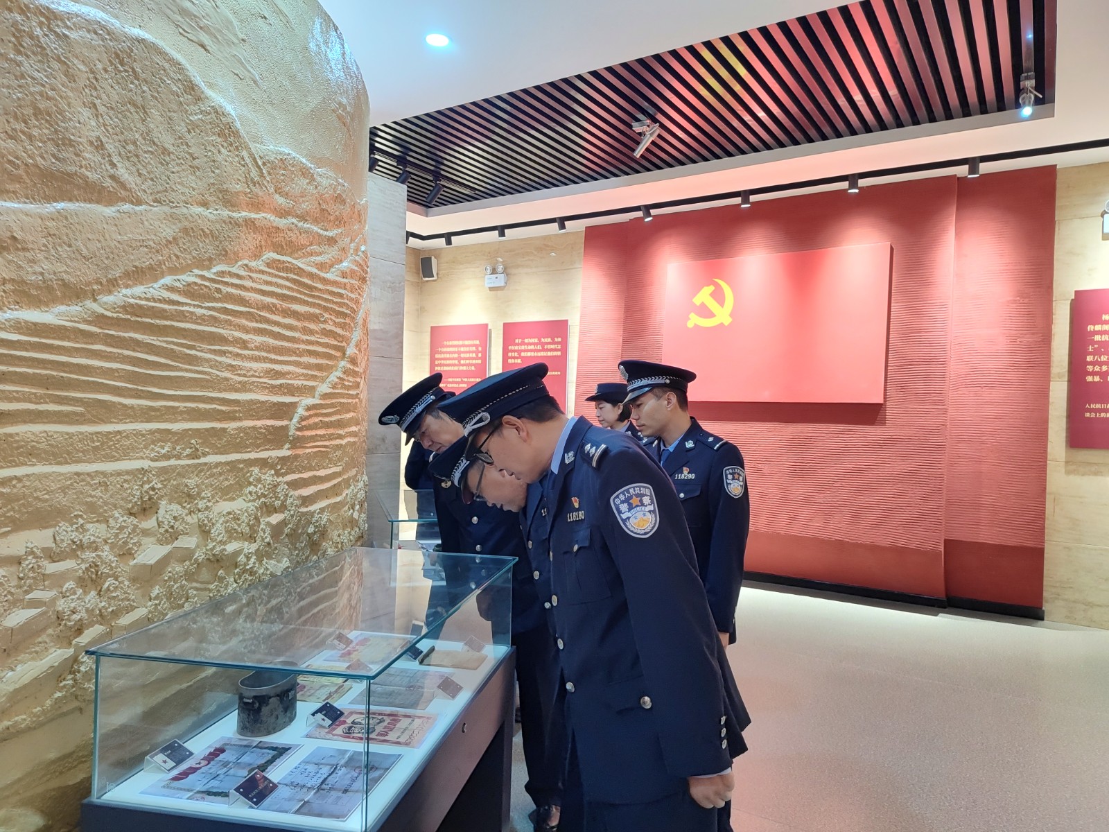 （AwqYE，图片新闻）缅怀革命先烈  (35655500)-20240930175656
