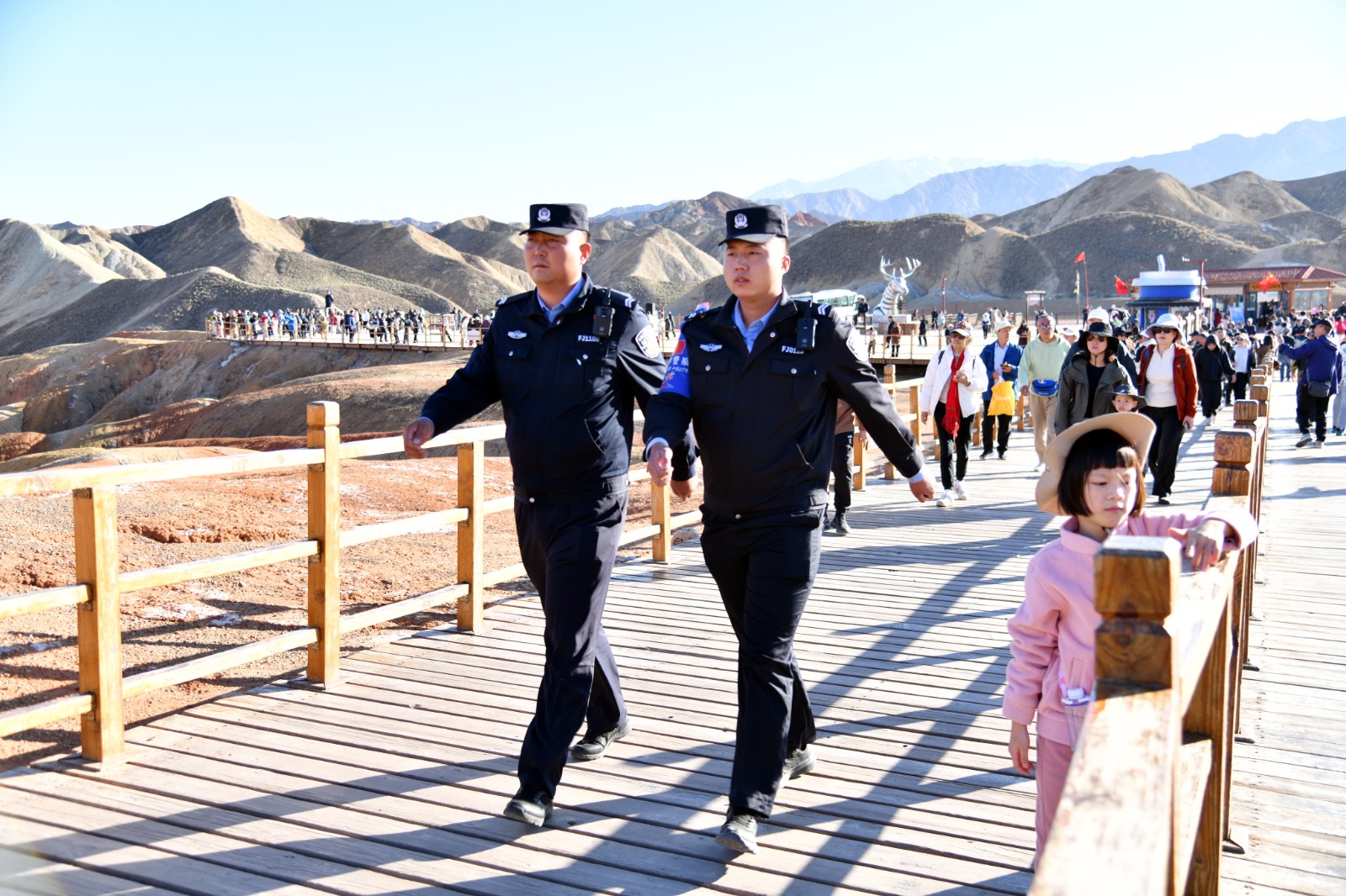 （AQEＹ图片新闻）游客赏丹霞 民警护安(35703797)-20241009101233