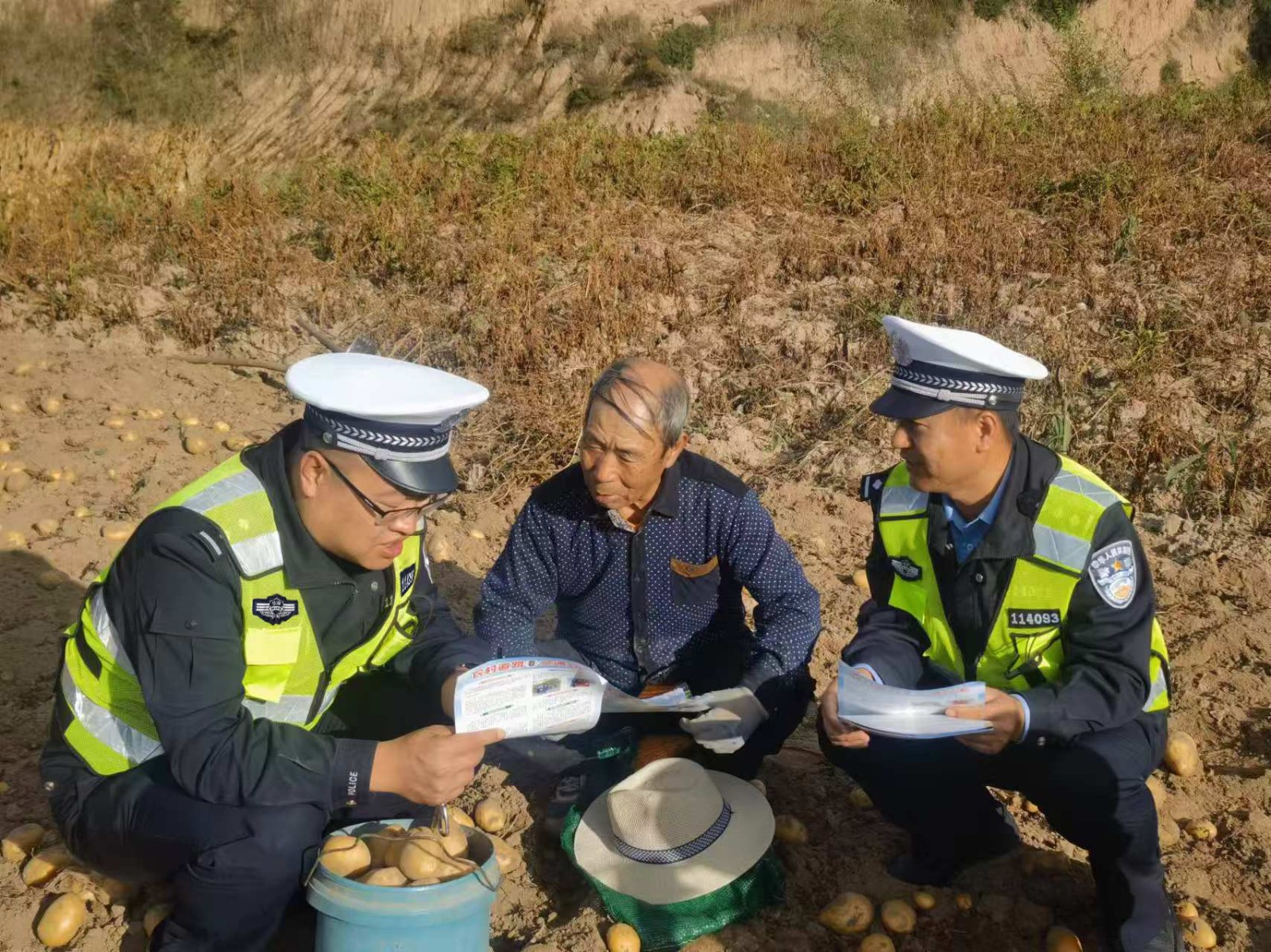 （wAQEY图片新闻）田间地头话安全(35744119)-20241010094011
