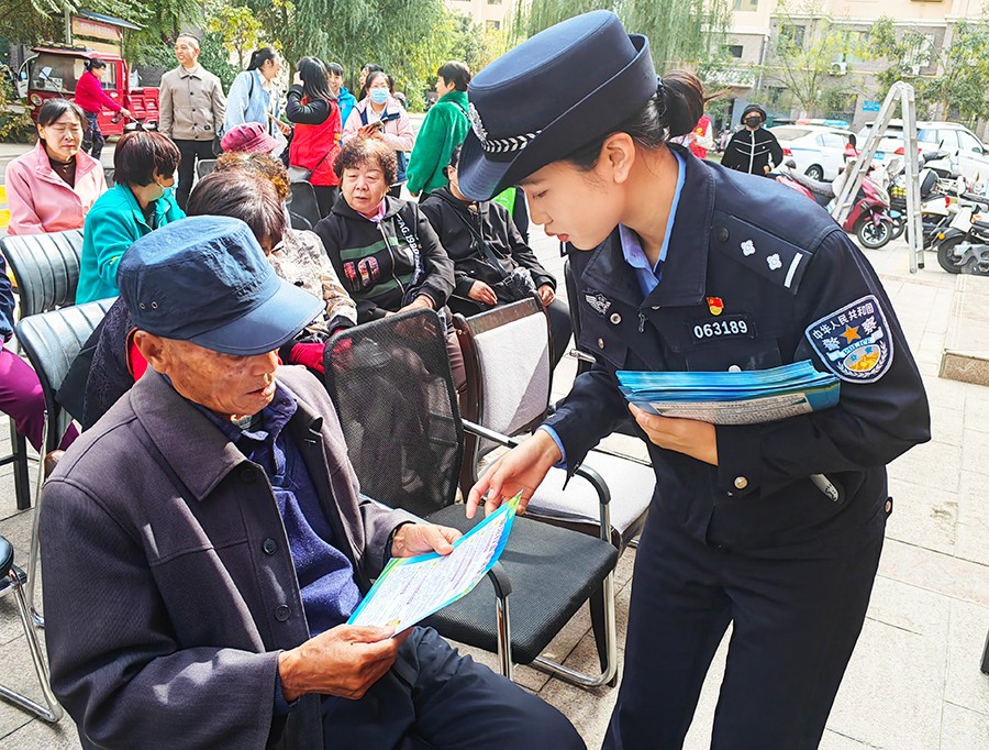 （wAQＹE图片新闻）“警察蓝”守护“夕(35800725)-20241012104138