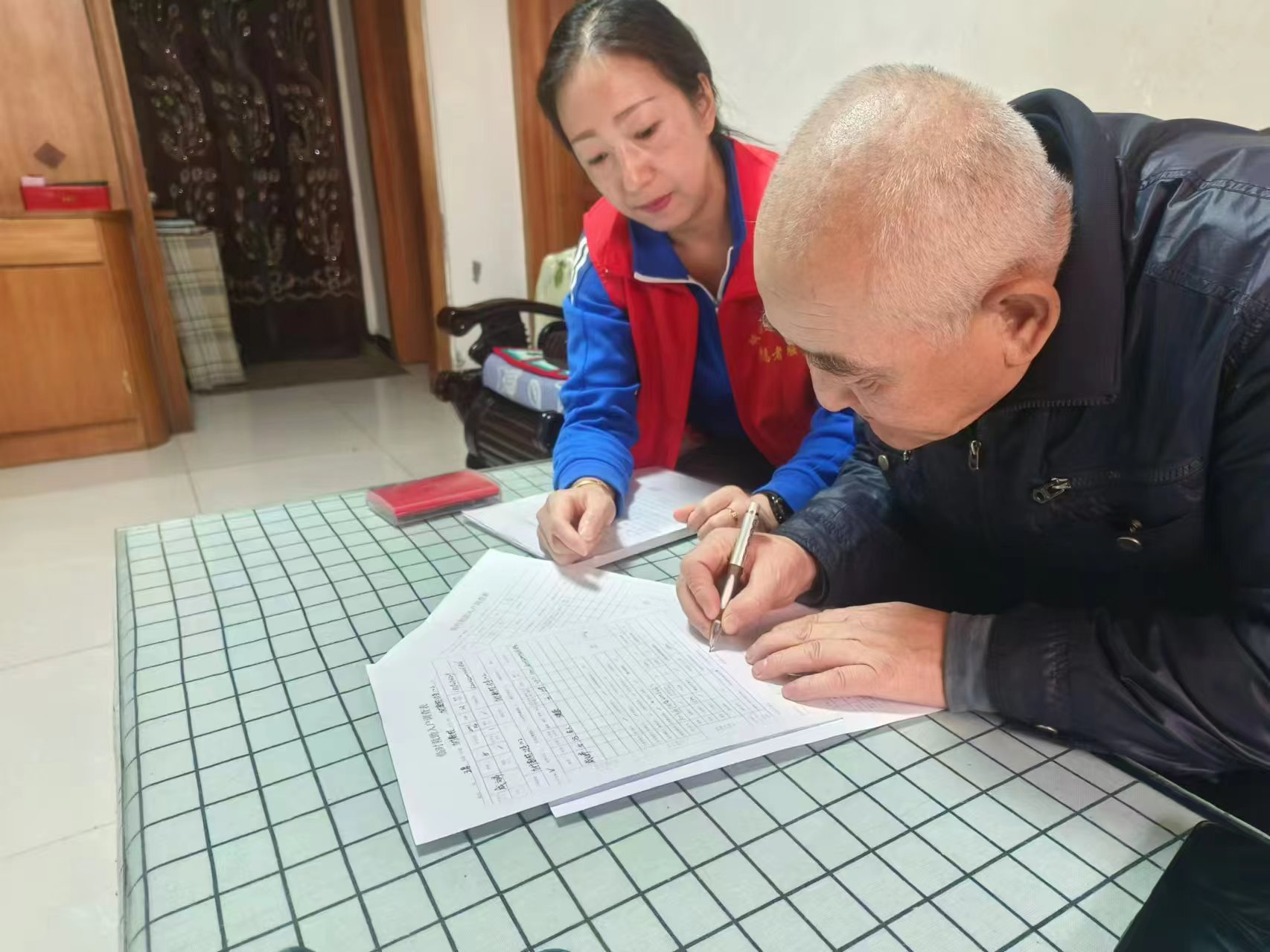 （wAQEY图片新闻）重阳金辉映无毒(35804402)-20241012150356