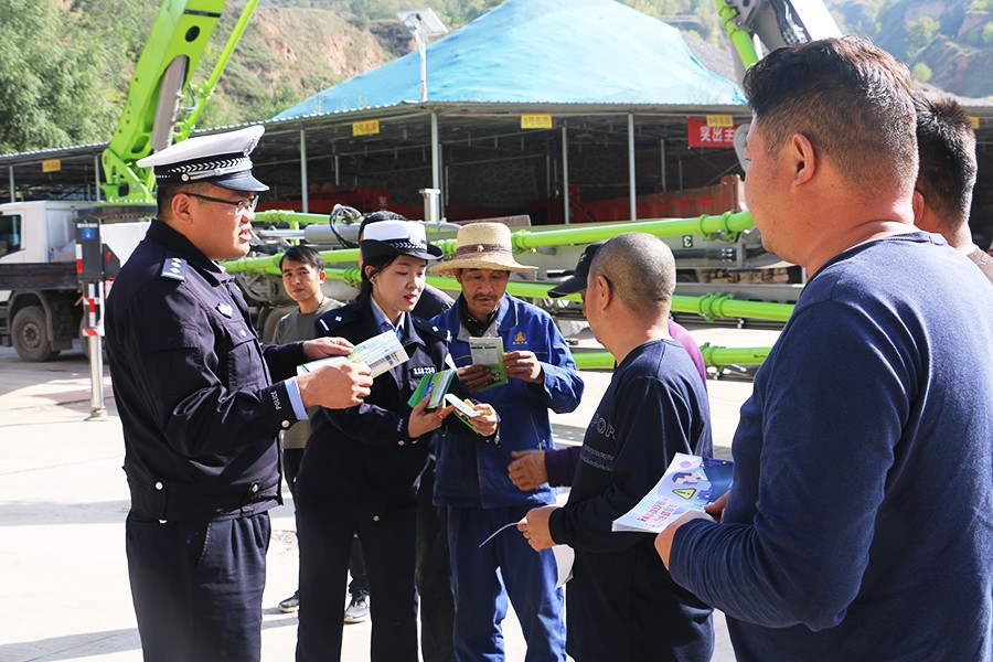 (WQEY图片新闻)交通安全宣传进工地(35826775)-20241013182406