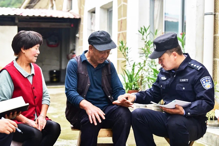 (WAEQY配图）“秋收警务”绘就好“警(35826671)-20241014153229