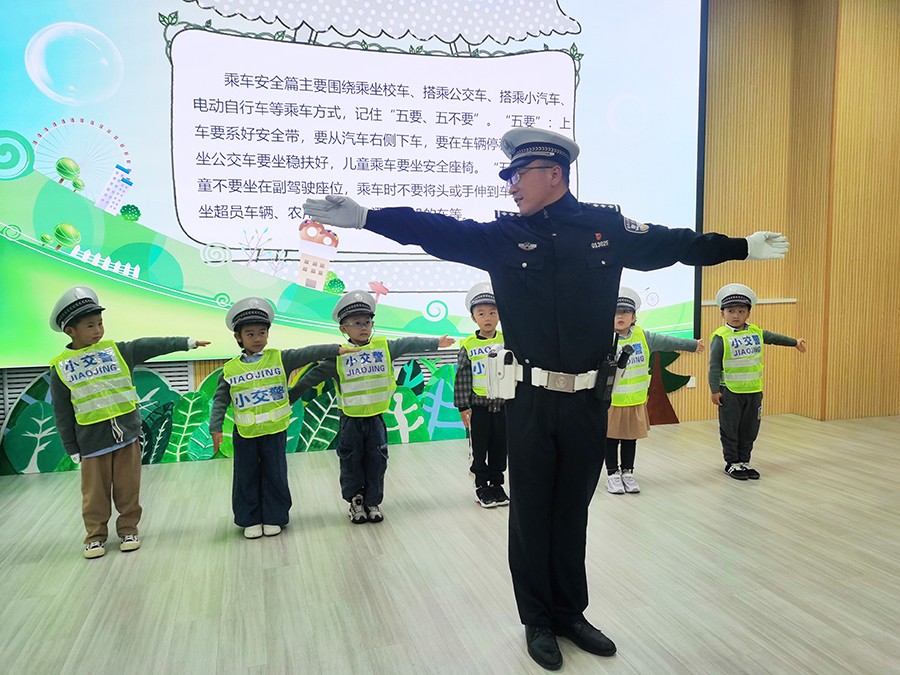 （WAQEY图片新闻）交通安全宣传走进保(35826896)-20241014153751