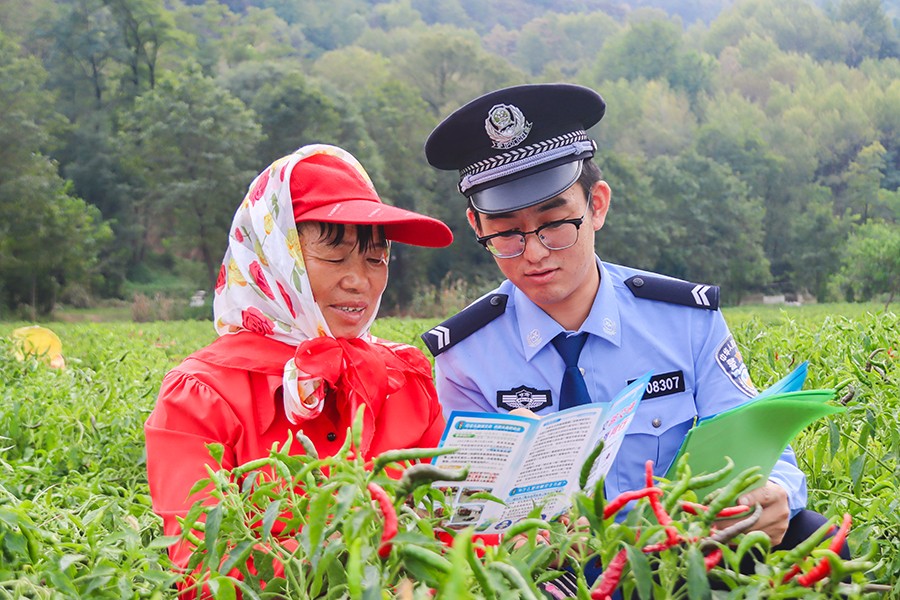 （WAQEY配图）“警察蓝”守护“辣椒红(35897207)-20241015173639