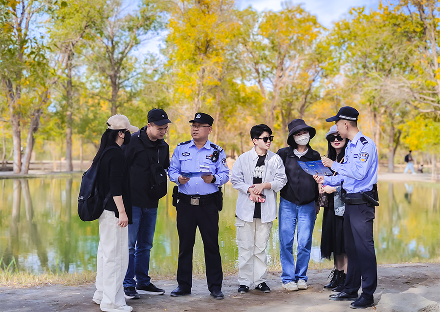 （qＹE    配图）景美如画 警护平安(36047621)-20241021092545