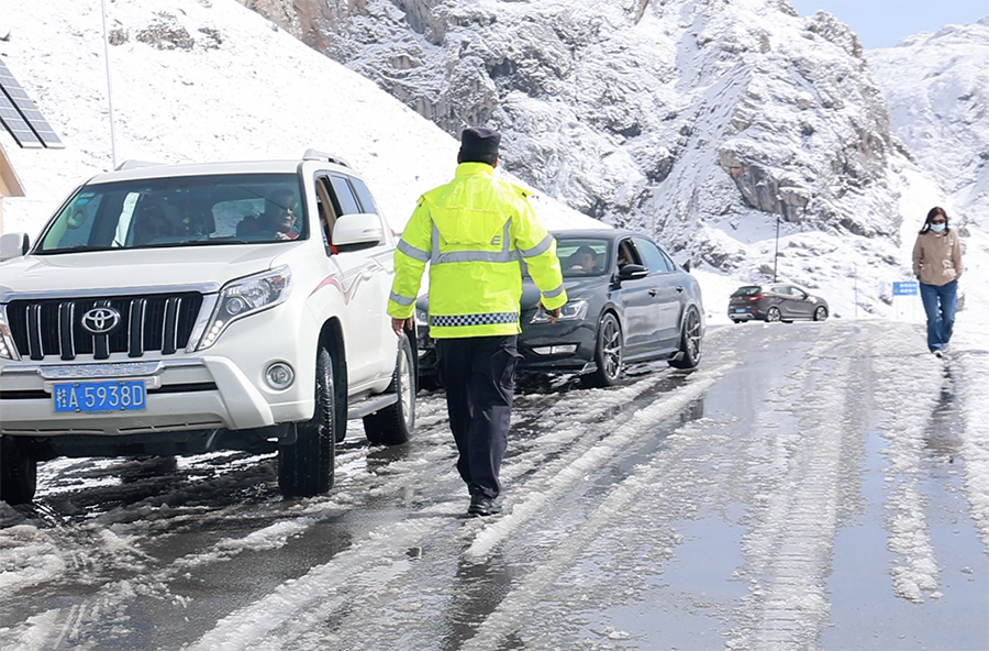 （wAqEY图片新闻）迭部交警战风雪保畅(36047348)-20241022092913