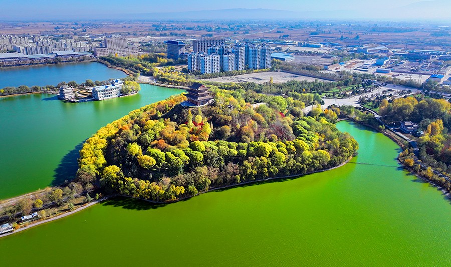 （AqEY图片新闻）丹霞山下五彩斑斓(36064385)-20241022100756