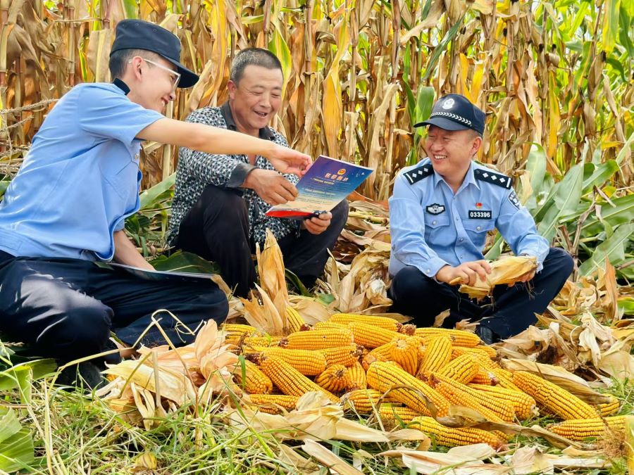 （AqEY，图片新闻）田间地头话反诈 宣(36099062)-20241024105538