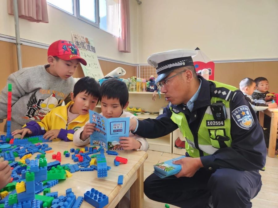 （wAqEY，图片新闻）交规润童心   (36141648)-20241025164659