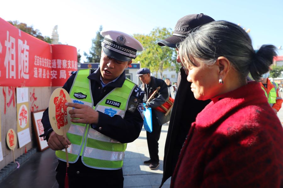 （wAqEY，图片新闻）非遗剪纸助力交通(36154883)-20241025164948