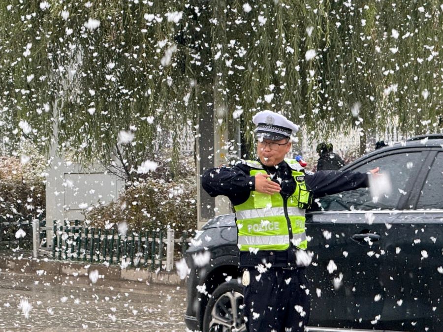 （AqYE   图片新闻）飞雪中穿梭着“(36209759)-20241029115501