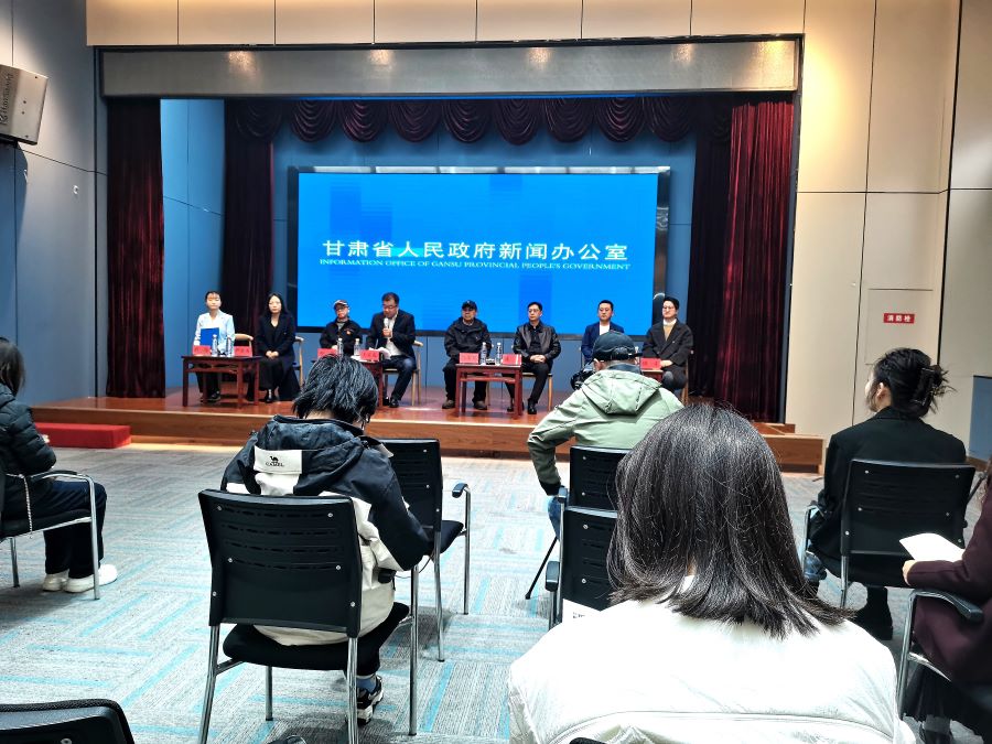 （YE配图）甘肃本土作家媒体见面会在兰州(36210290)-20241029142758
