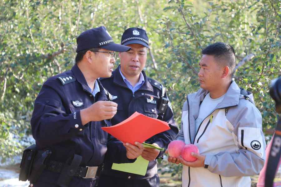（AqYE  配图）筑牢安全防线  绘就(36210139)-20241029145031