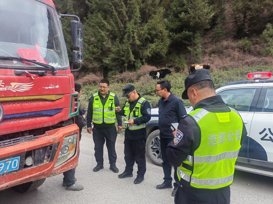 （wAqEY，图片新闻）部门联合同治超 (36255800)-20241029145405