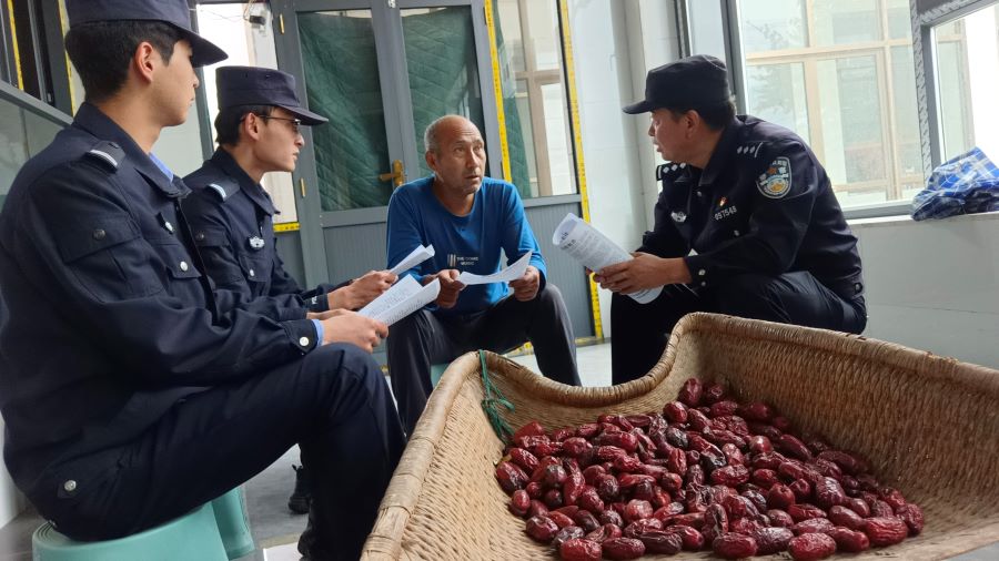 （wAqEY，图片新闻）深耕“秋收警务”(36267069)-20241030180833