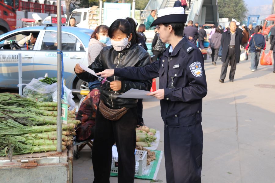 （wAqEY，图片新闻）红古交警走进农贸(36318662)-20241031165304