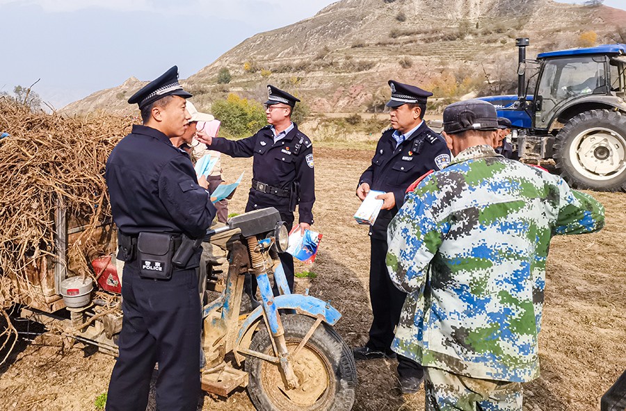 （WqEY配图）护“芪”警务守护农民丰收(36351417)-20241103132247
