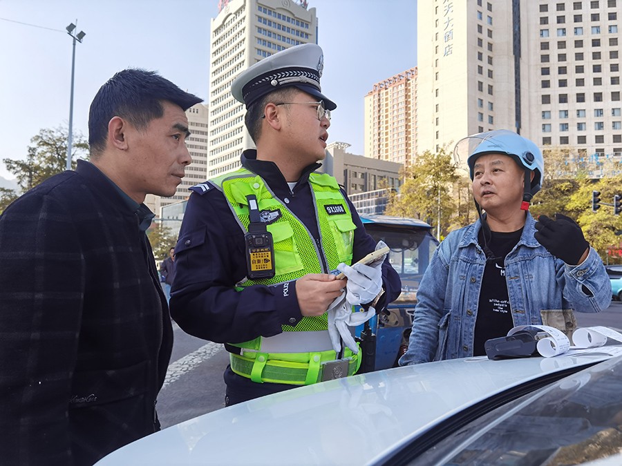 （WAqEY，图片新闻）东岗交警开展电动(36402666)-20241105152518