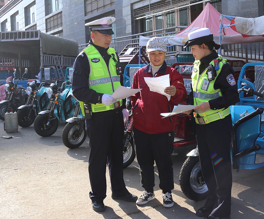 （AqEＹ图片新闻）西固交警走进电动车销(36401969)-20241106111449