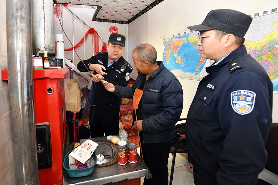 （WAqEY图片新闻）深秋走访除隐患(36406761)-20241106163713