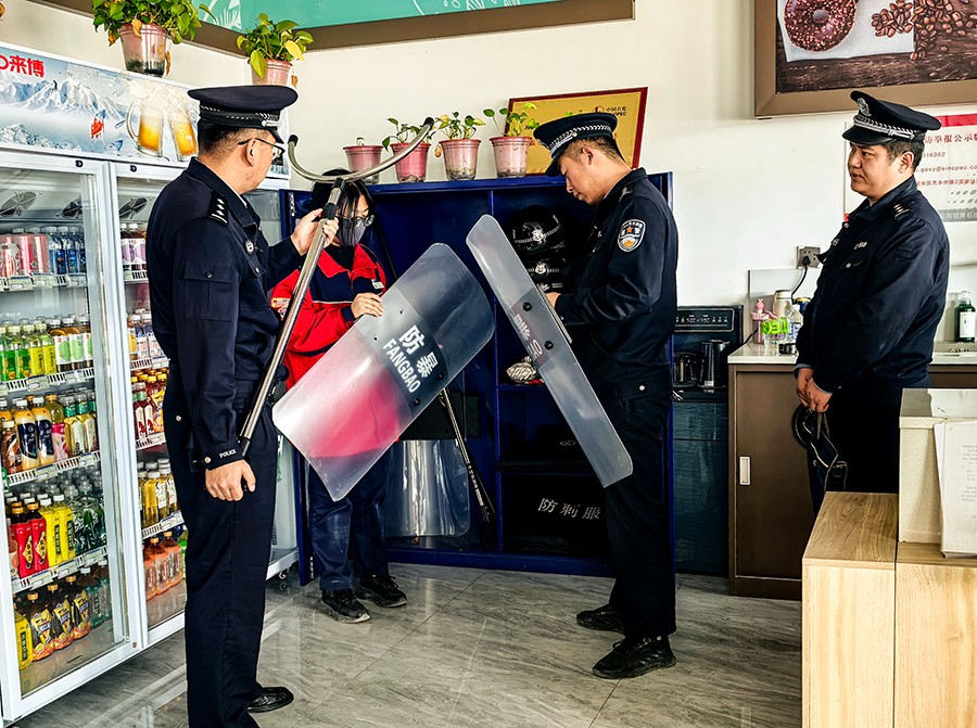 (WAqEＹ图片新闻)临洮公安开展加油站(36462846)-20241108115900